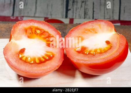 Tomatos freschi su una tavola di legno Foto Stock