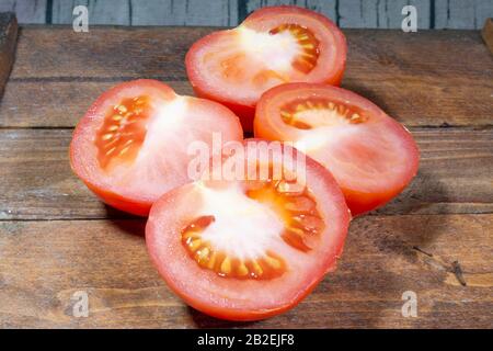 Tomatos freschi su una tavola di legno Foto Stock