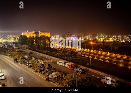 Luxor, Egitto - vicolo della Sfinge che conduce verso il Tempio di Luxor Foto Stock