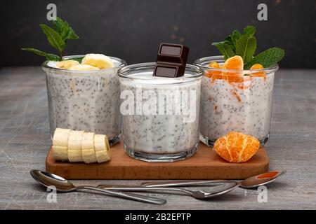 budino di chia, frullati da dessert, frutta ai frutti di bosco, yogurt fatto in casa, frullato di yogurt, frullato acai, budino di semi, cibo pulito Foto Stock