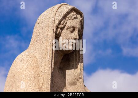 Statua calcarea sul ponte di New York Street ad Aurora, Illinois, fotografata in una giornata estiva. Foto Stock