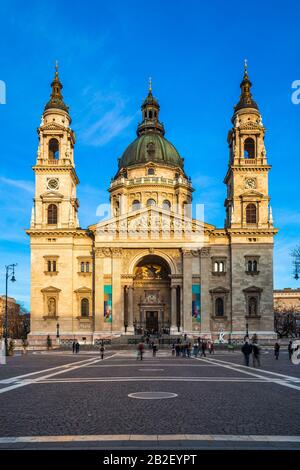 Budapest, Ungheria - colori Caldi sulla Basilica di Santo Stefano al tramonto con cielo blu chiaro in inverno Foto Stock