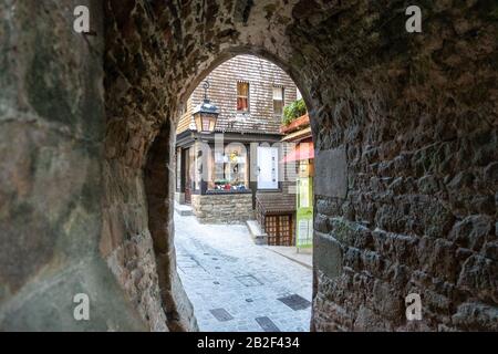 La città sull'isola di Mont Saint Michel al mattino presto, Normandia, Francia Foto Stock