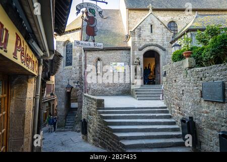 La città sull'isola di Mont Saint Michel al mattino presto, Normandia, Francia Foto Stock