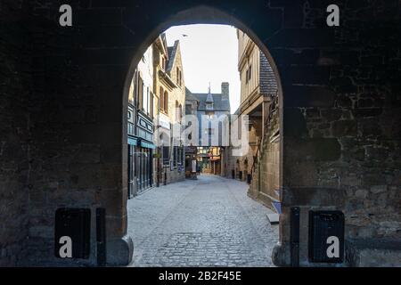 La città sull'isola di Mont Saint Michel al mattino presto, Normandia, Francia Foto Stock