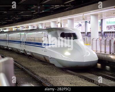 Tokyo, Giappone - 13 ottobre 2018: Un treno superveloce Shinkansen serie N700 per la linea Tokaido fino a Kyoto all'interno della stazione ferroviaria di Tokyo. Foto Stock