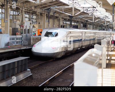 Kyoto, Giappone - 17 ottobre 2018: Un treno superveloce della serie N700 Shinkansen si avvicina alla stazione principale di Kyoto. Foto Stock