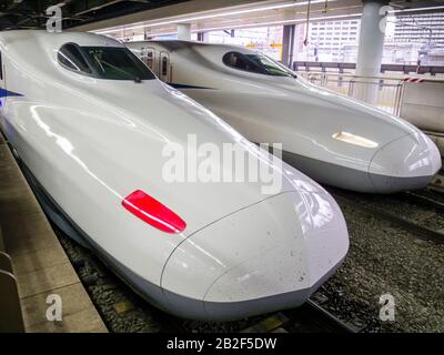 Tokyo, Giappone - 13 ottobre 2018: Due treni superveloci della serie N700 Shinkansen della linea Tokaido per Kyoto all'interno della stazione ferroviaria di Tokyo. Foto Stock