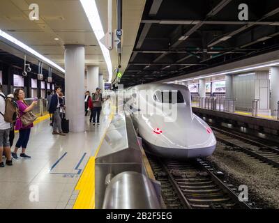 Tokyo, Giappone - 13 ottobre 2018: I viaggiatori alla stazione di Tokyo sulla piattaforma del treno superveloce Shinkansen Nozomi per Kyoto. Foto Stock