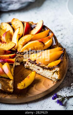 Cheesecake Di New York Con Pesche. Cheesecake mascarpone. Cibo sano. Dessert con frutta. Torta estiva. Ancora vita di cibo. Pezzo di torta Foto Stock