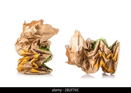 Sacchetto di carta marrone sbriciolato per alimenti. Studio girato isolato su sfondo bianco Foto Stock