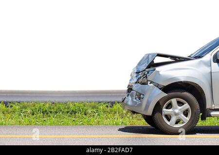 La parte anteriore della vettura nera si danneggia a causa di un incidente sulla strada. Isolato su bianco. Salvato con tracciato di ritaglio Foto Stock