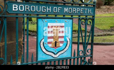 Le ornate porte d'ingresso al Carlisle Park di Morpeth presentano lo stemma della città Foto Stock