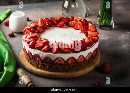 Torta Di Fragole. Torta di formaggio. Pezzo di torta. San Valentino. Giorno della donna. Giornata delle donne. San Valentino. Dessert di compleanno. Dessert al frutti di bosco. Processo di fare Foto Stock