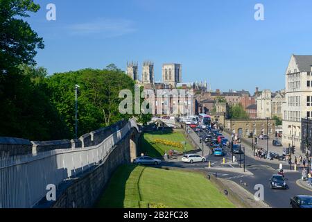 Vista lungo le mura della città di York verso il ponte di Lendal e la cattedrale di York Foto Stock