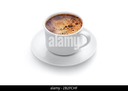 Una semplice tazza di caffè bianco su un piattino pieno di caffè caldo fresco con schiuma isolata su sfondo bianco. Foto Stock