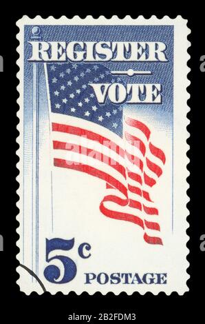 Stati Uniti d'AMERICA - CIRCA 1960: Francobollo raffigurante la bandiera americana su un palo ondeggiante con iscrizione 'Registrati Voto', circa 1960 Foto Stock