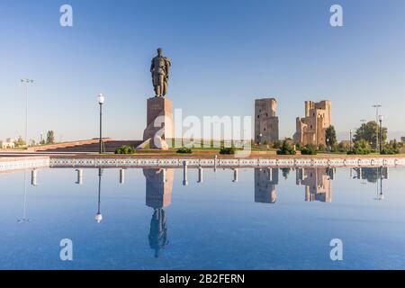 Statua del re Timur, e il Palazzo di Ak Saray, Shahrisabz, o Shakhrisabz, Qashqadaryo Regione, Uzbekistan, Asia Centrale, Asia Foto Stock