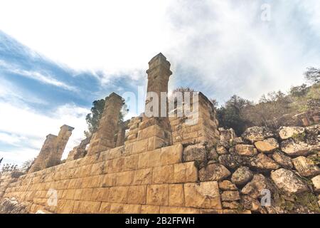 Le rovine e le strutture Della Riserva naturale del sattaf nella foresta di Gerusalemme. Sataf era un villaggio palestinese nel Depopulato Del Subdistretto di Gerusalemme Foto Stock