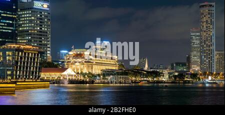 Singapore, Singapore - 14 FEBBRAIO 2020: Vista al Singapore City Skyline di notte Foto Stock