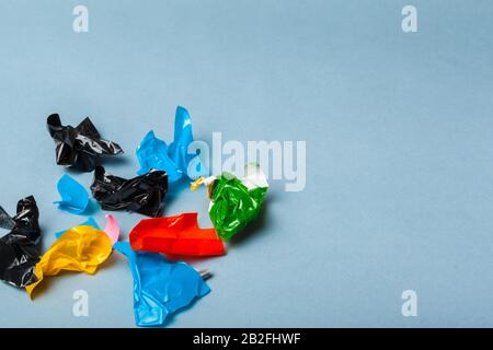 Pezzi di carta e nastro adesivo su carta di fondo Foto Stock