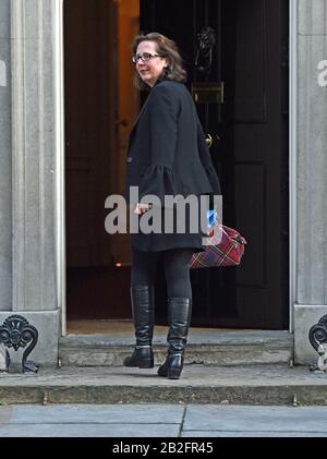 Leader della Camera dei Lord, la baronessa Evans di Bowes, arriva a una riunione del gabinetto a 10 Downing Street, Londra. Foto Stock