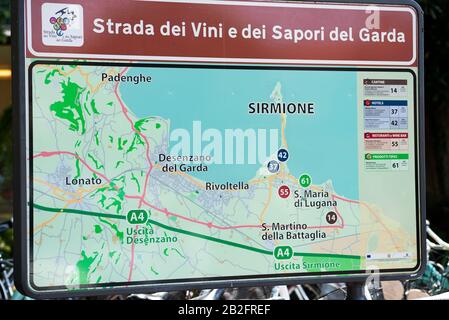 Italia, Sirmione - 27 Luglio 2019 Sirmione. Mappa della città di Sirmione e del Lago di Garda Foto Stock