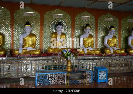 Sitzende Buddha-Statuen, Umin-Thonze-Pagode, Sagaing, Myanmar Foto Stock