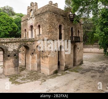 Il bagno di Fosiladas presenta una piscina profonda e un edificio a 2 piani nel centro, Gondar, Etiopia Foto Stock