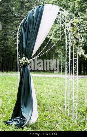 Arco di nozze sul prato nel parco. Foto Stock