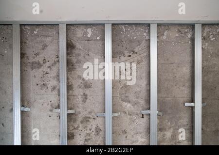 Struttura della struttura a soffitto sospeso, prima dell'installazione del cartongesso all'interno Foto Stock