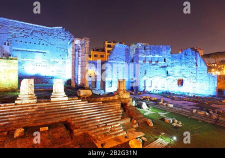 Roma, Italia. Le antiche rovine romane nel Foro Traiano (Foro di Traiano). Foto Stock