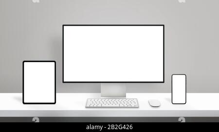 Design reattivo su moderni dispositivi di visualizzazione diversi. Display del computer, tablet e smartphone su una scrivania pulita Foto Stock