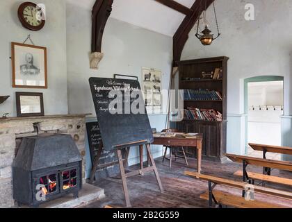 Classe vittoriana, scuola di Tyneham, Tyneham Village, Dorset, Inghilterra, Regno Unito Foto Stock