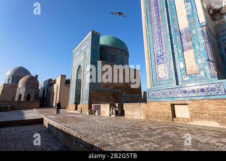 Visitatori dello Shah-i-Zinda a Samarcanda, Uzbekistan Foto Stock