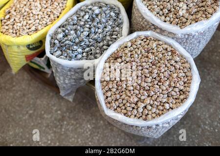 Frutta secca in sacchi grandi in vendita sul mercato in Bazar, Uzbekistan, Asia centrale Foto Stock