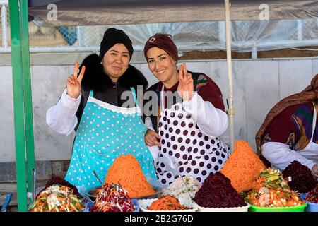 Venditori ambulanti di donne che vendono insalate sul mercato in Bazar di Siyob, Samarcanda, Uzbekistan, Asia centrale Foto Stock