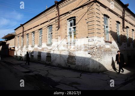 Strada posteriore della città vecchia di Samarcanda, Uzbekistan Foto Stock