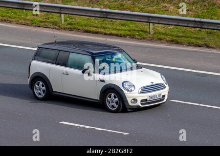 2008 White Mini Cooper D Clubman; UK traffico veicolare, trasporti, veicoli moderni, berline, veicoli, veicoli, veicoli, strade, motori, auto in direzione sud sull'autostrada M6 Foto Stock