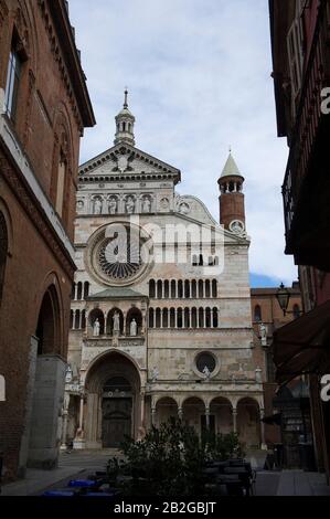 Europa, Italia, Lombardia, Cremona, il Duomo di Cremona o la cattedrale. La cattedrale di Cremona risale agli inizi del XII secolo ed è caratterizzata da stili architettonici gotici, rinascimentali e barocchi. Il suo campanile è il famoso Torrazzo, simbolo della città e la più alta torre pre-moderna d'Italia. Foto Stock