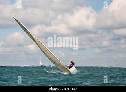 Classic International Yacht a 6 metri GER 59 'Aida', progettato e costruito da Bjarne Aas a Fredrikstad, Norvegia nel 1936, Racing Off Cowes, Solent, 2007 Foto Stock