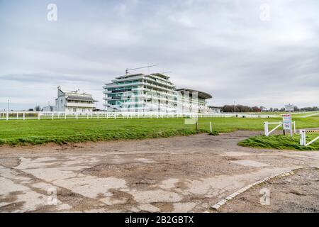 The Prince's Stand, Queens Stand e Duchess's Stand presso l'ippodromo di Epsom Downs nella foto di una giornata non in gara. Foto Stock