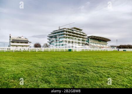 The Prince's Stand, Queens Stand e Duchess's Stand presso l'ippodromo di Epsom Downs nella foto di una giornata non in gara. Foto Stock