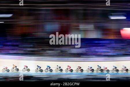 Berlino, Germania. 01st Mar, 2020. Ciclismo/pista: Punta corsa, donna: I piloti cavalcano in pista. Credito: Sebastian Gollnow/Dpa/Alamy Live News Foto Stock