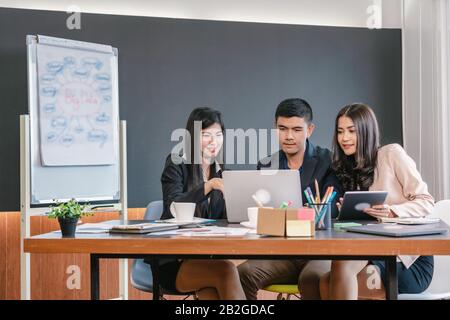 Gruppo di persone aziendali asiatiche e Multietniche con un vestito formale di lavoro e brainstorming insieme al computer tecnologico nel moderno ufficio, peop Foto Stock