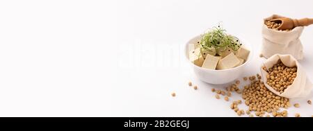 Cubi di tofu in ciotola e Microgens sulla destra Foto Stock