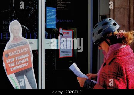 Londra, Regno Unito. 3rd Mar, 2020. Diversi rami della Barclays Bank rimangono chiusi dopo la chiusura della colla Greenpeace porte anteriori. Polizia che sta valutando l'azione penale. Credito: Brian Minkoff/Alamy Live News Foto Stock