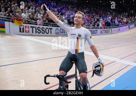 Berlino, Germania. 01st Mar, 2020. Ciclismo/pista: Campionato del mondo, Madison, uomini: Theo Reinhardt dalla Germania corse in pista. Credito: Sebastian Gollnow/Dpa/Alamy Live News Foto Stock