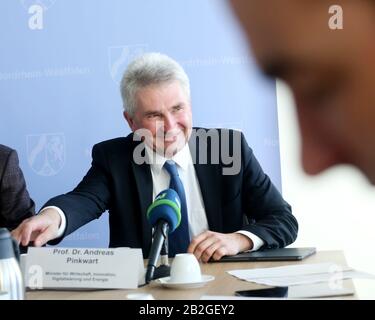 Duesseldorf, Germania. 03rd Mar, 2020. Andreas Pinkwart (FDP), ministro dell'Economia della Renania settentrionale-Vestfalia, risponderà alle domande dei giornalisti durante la conferenza stampa. Il tema del PF è la relazione economica del paese. Credito: Roland Weihrauch/Dpa/Alamy Live News Foto Stock