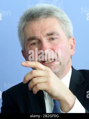 Duesseldorf, Germania. 03rd Mar, 2020. Andreas Pinkwart (FDP), ministro dell'Economia della Renania settentrionale-Vestfalia, risponderà alle domande dei giornalisti durante la conferenza stampa. Il tema del PF è la relazione economica del paese. Credito: Roland Weihrauch/Dpa/Alamy Live News Foto Stock